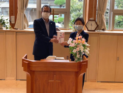 地元の幼稚園へ教壇を寄贈