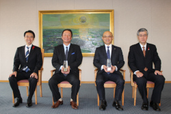 「きらやか社会貢献私募債」記念盾贈呈式